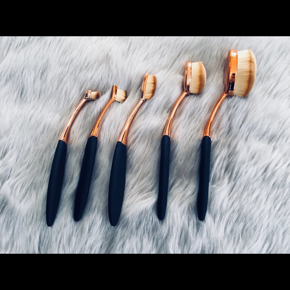 Soft Oval Make-Up Brushes ♥️